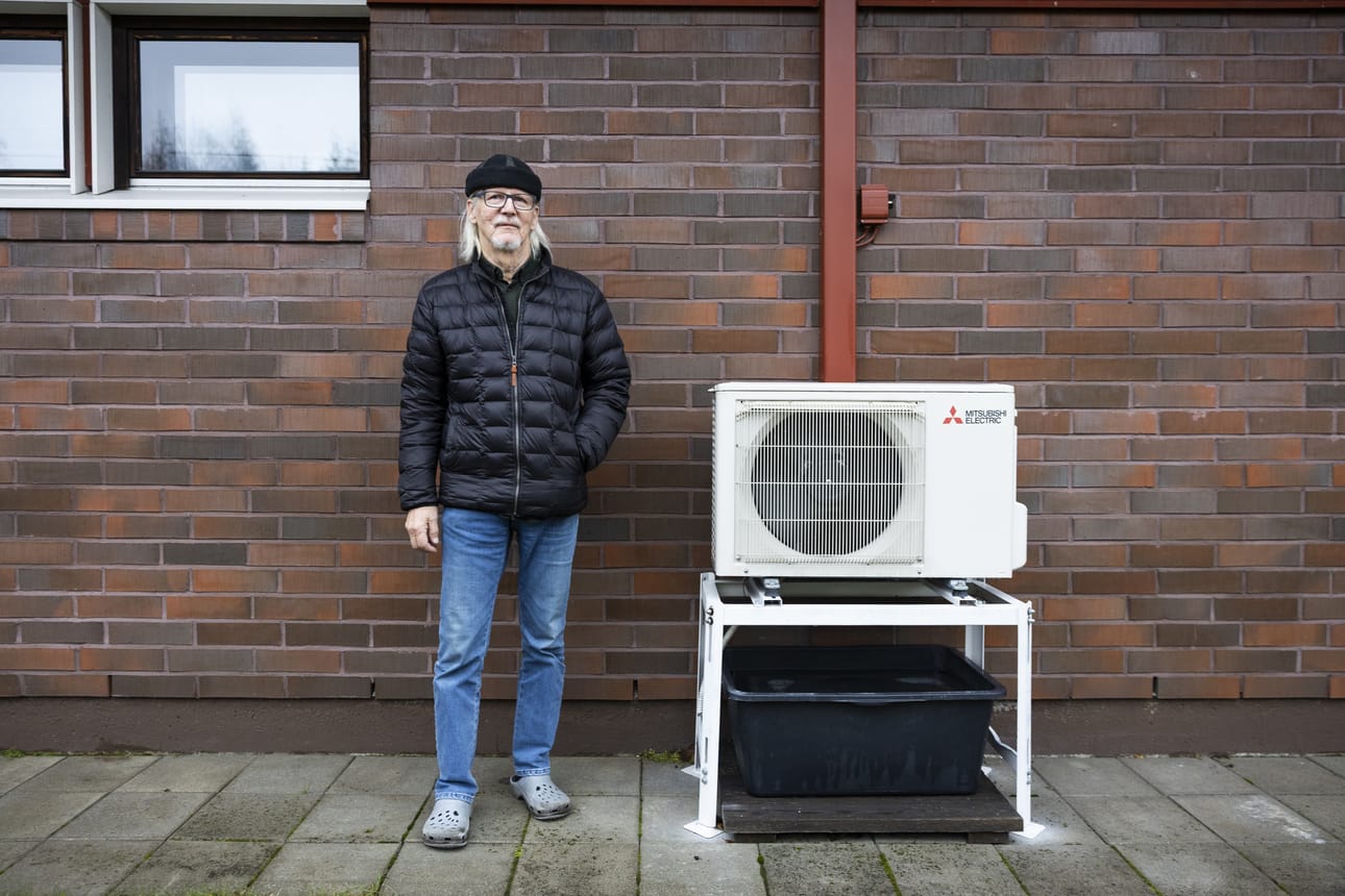 Ilmalämpöpumppu on Sevanderin laskelmien mukaan maksanut itsensä takaisin noin neljässä vuodessa sähkönsäästönä. Kuvassa ilmalämpöpumpun ulkoyksikkö, jonka alla olevaan astiaan kertyy vettä lämmityskaudella.