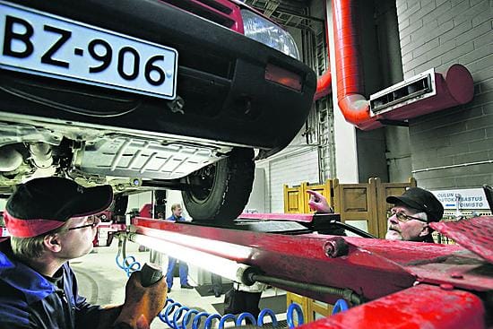 Autokatsastuksen hinnat vaihtelevat.