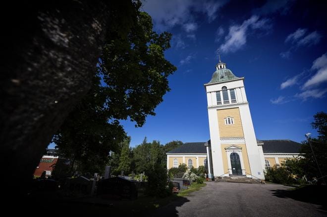 Pohjanmaan pelastuslaitos kävi torstai-iltana varmistamassa, etteivät Laihian kirkon alueella sytytetyt lehdet leviä maastoon. Myös kirkon kivijalan kupeessa oli poltettu avotulta. Arkistokuva: Selma Paavola