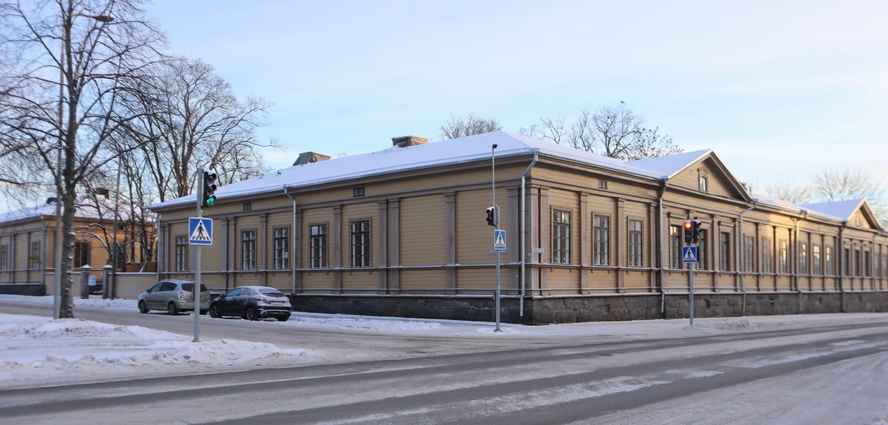 Kasarmialueen vanhat miehistöparakit 13 (vasemmalla) ja 14 remontoidaan parhaillaan ruotsinkieliseksi päiväkodiksi.