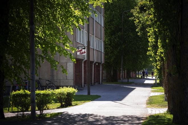 Pyörätien turvavalli estäisi Malmönkadulla sen, ettei tulvavesi pääsisi enää pihoille ja kellareihin. KUVA: JARNO PELLINEN