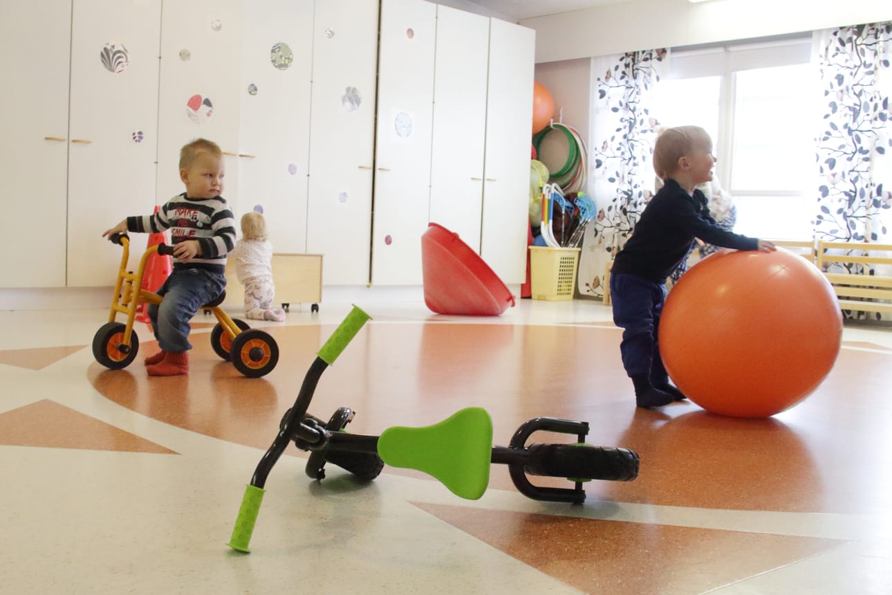 Päivähoitoikäiset lapset saavat vaikuttaa hyvin moniin asioihin. Voin kuvitella, kuinka mahtavaa lapsista on, kun heidän mielipiteitään kuullaan. Miten me oppisimme tämän samassa mittakaavassa aikuisten maailmassa? Kuvassa Ahjolan päivähoitolaisia Haapavedeltä.