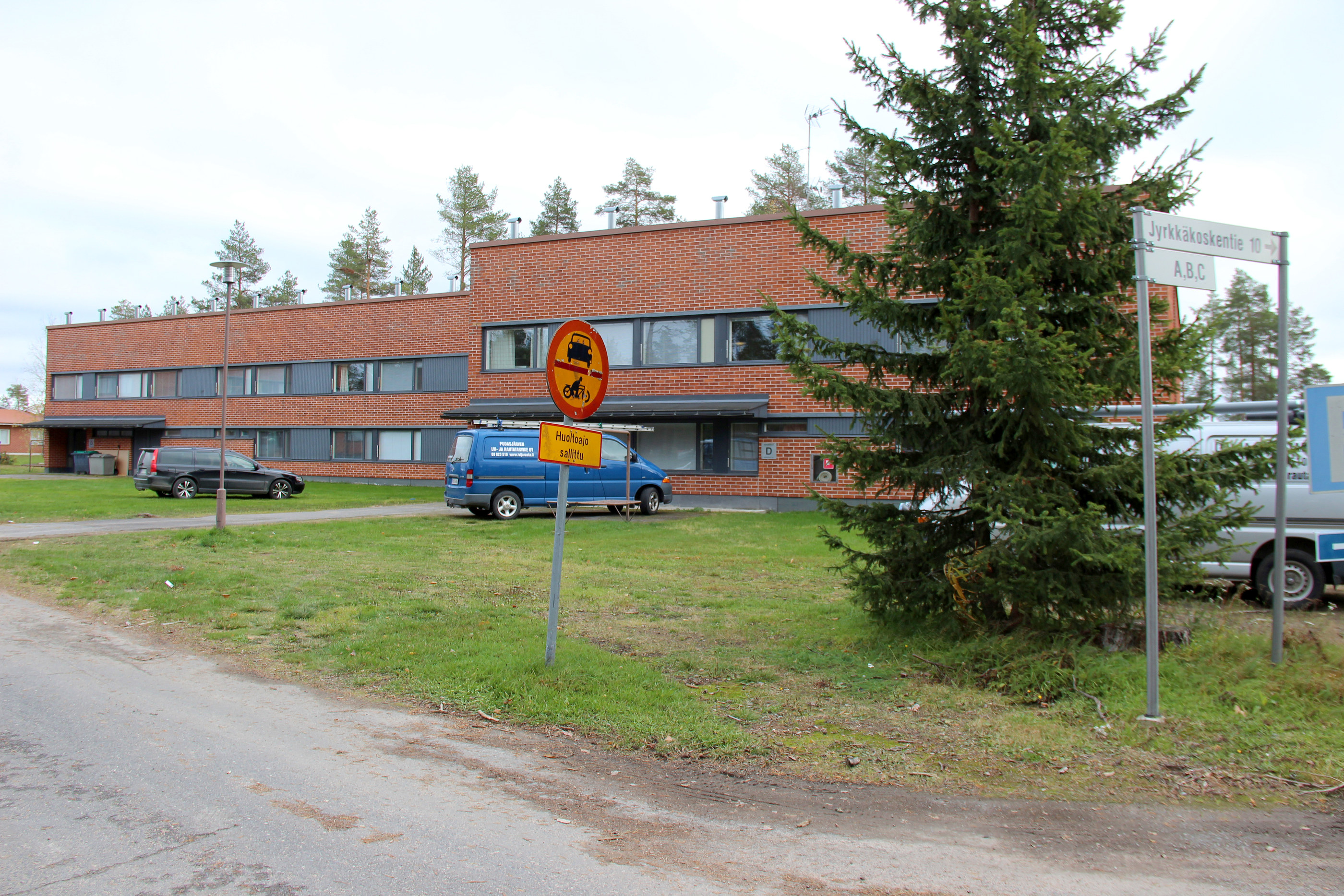 Turvapaikanhakijoiden asumistilaksi muutettava OSAO:n entinen opiskelijoiden asuntola sijaitsee koulun päärakennuksen vieressä. Asuntola on toiminut viimeksi ulkomaisten marjanpoimijoiden majoitustilana.