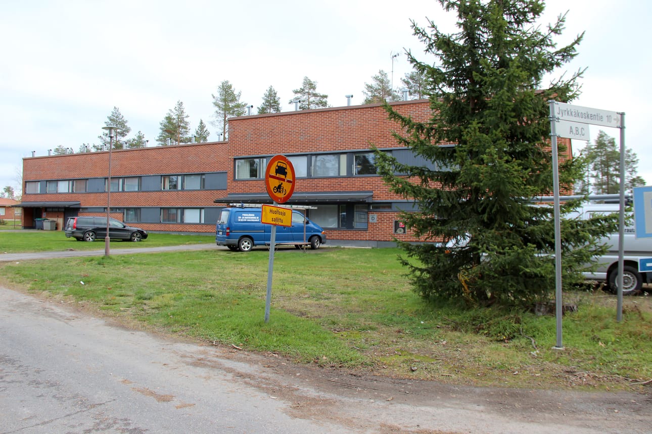 Turvapaikanhakijoiden asumistilaksi muutettava OSAO:n entinen opiskelijoiden asuntola sijaitsee koulun päärakennuksen vieressä. Asuntola on toiminut viimeksi ulkomaisten marjanpoimijoiden majoitustilana.