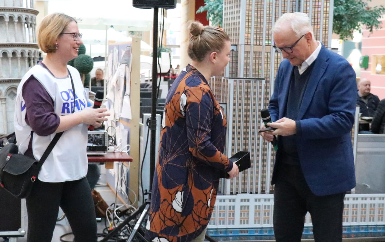 Presidenttiehdokas Olli Rehn sai RoadHousessa puukon Emmi Nivalta ja Niina Övermarkilta. Tilaisuus oli osa Rehnin Etelä-Pohjanmaan kiertuetta.