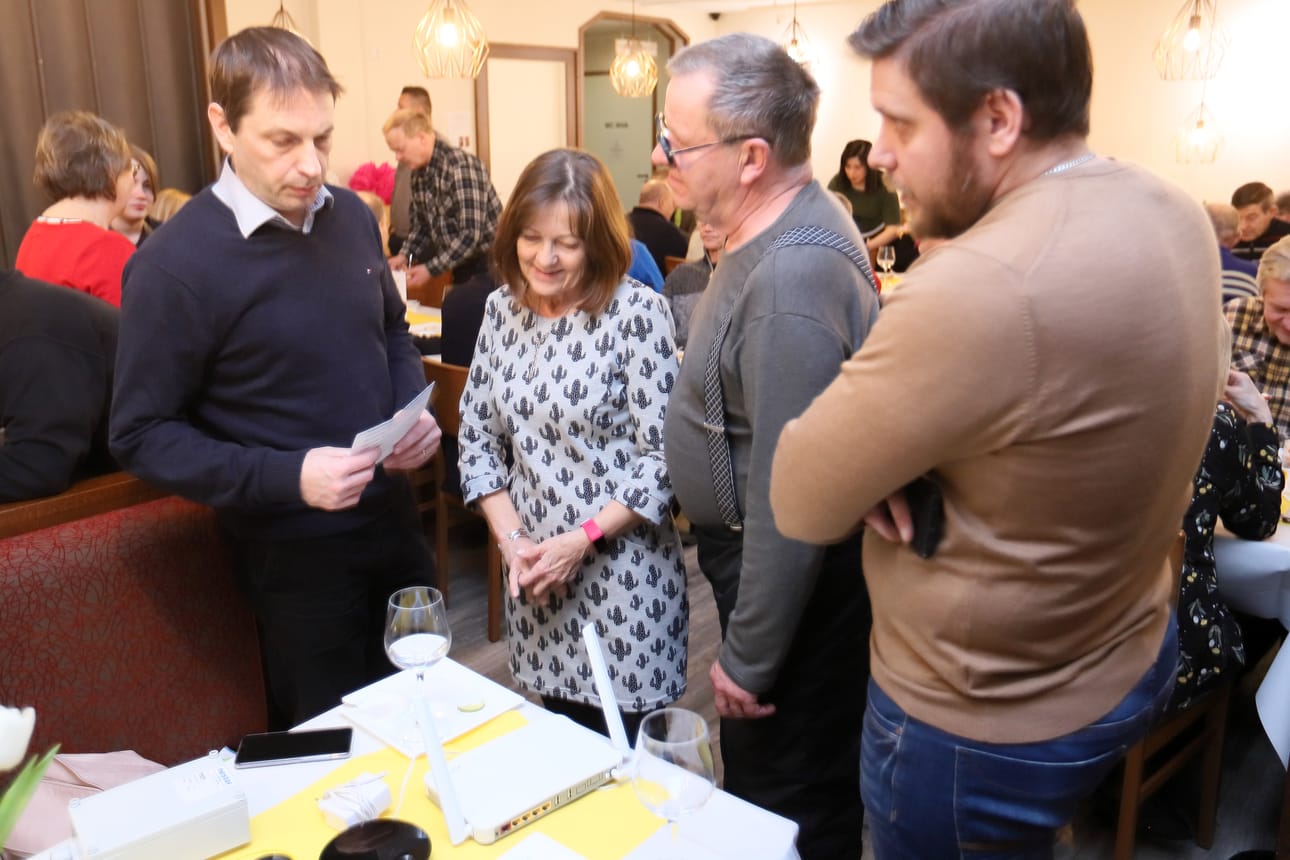 Sauli Mankinen esitteli valokuituliittymään tarvittavia laitteita Tarja Taskilalle ja Pertti Tiiringille yhdessä Samuli Mäenpään kanssa.