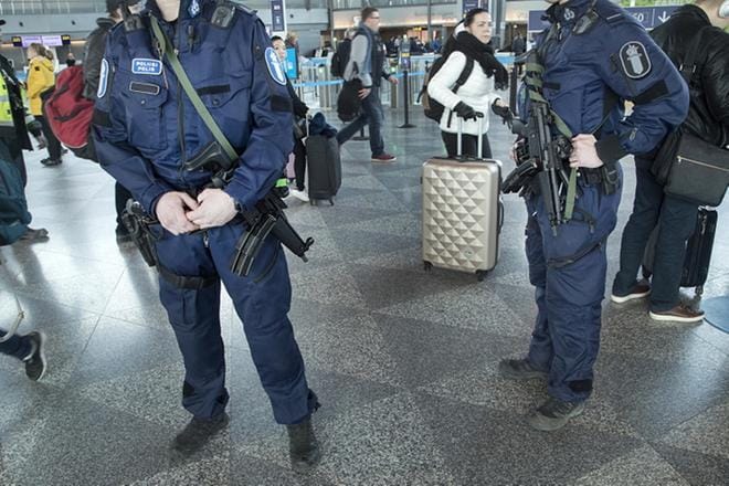 Helsinki-Vantaan lentokentällä poliisipartiot kulkevat näkyvästi konepistoolien kanssa pääsiäisen ajan. KUVA: Mauri Ratilainen / Com.pic