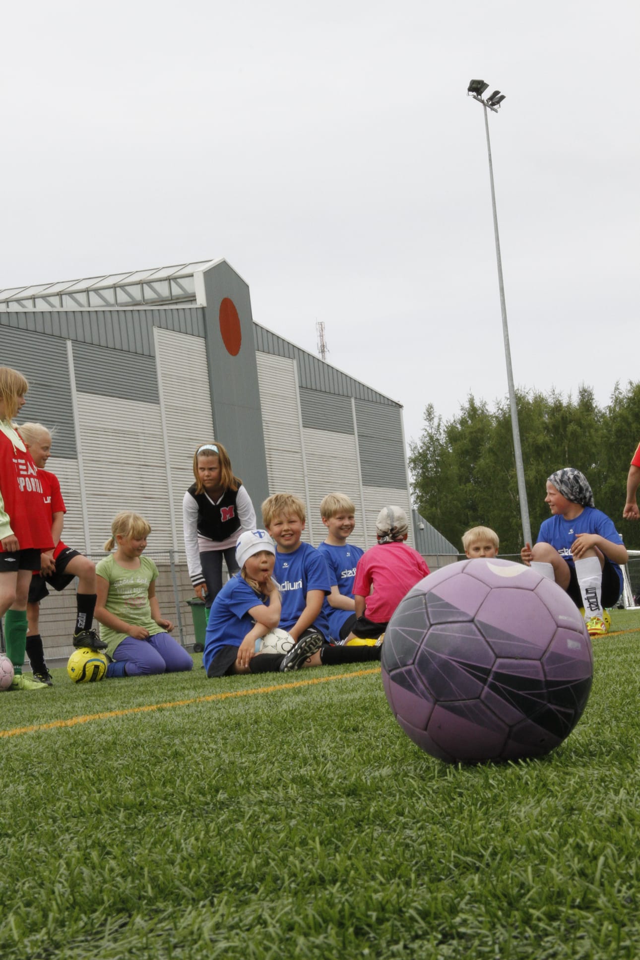 FC Raahe käynnistää 18. maaliskuuta ilmaisen tutustumisen jalkapalloon 2007-2009 -syntyneille tytöille ja pojille. Kaikille avoin pallokoulu kokoontuu kolme kertaa.