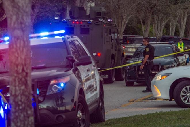 Poliisit partioimassa Marjory Stoneman -yläkoulun lähistöllä joukkoampumisen jälkeen. 17 ihmistä kuoli. KUVA: