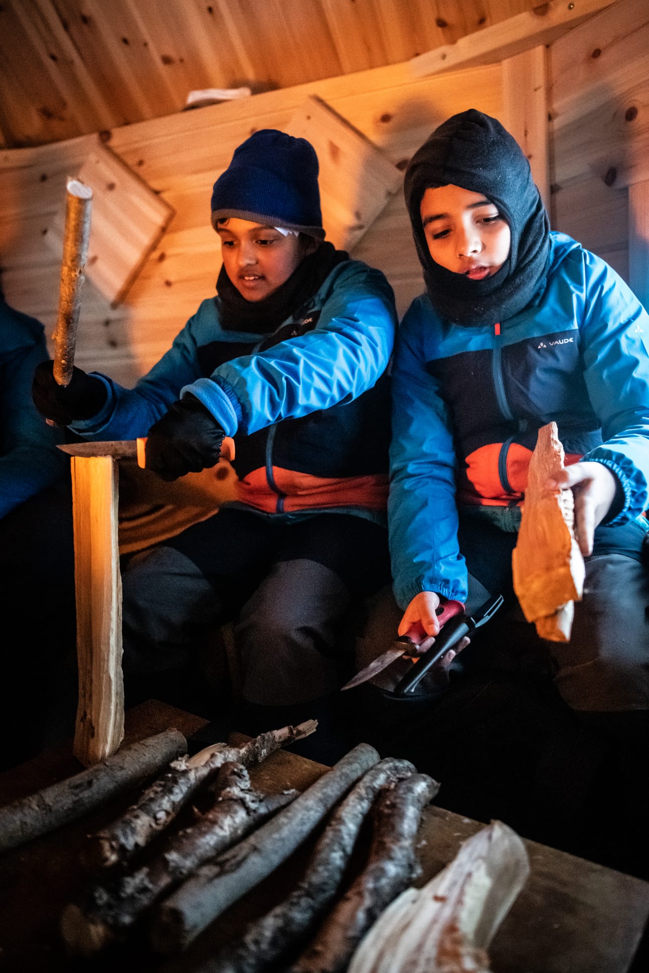 Englantilaiset Joel Perera, 11, ja Arnab Pal, 11, kokeilevat ensimmäistä kertaa sytykkeiden vuolemista ja pilkkomista. He uskovat, että Suomessa opituista selviytymistaidoista on hyötyä tulevaisuudessa.