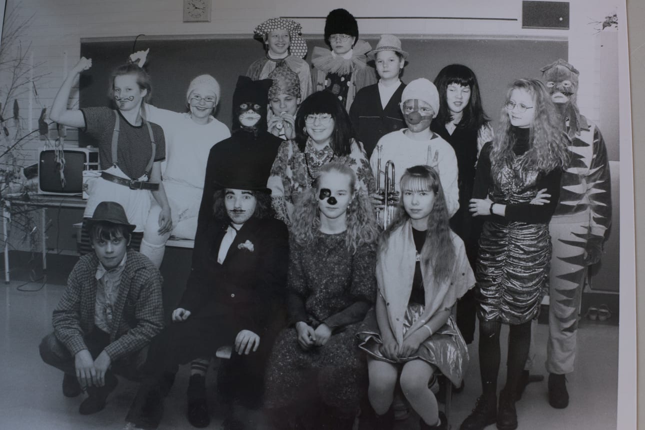 Rukan yläastelaiset esittämässä sirkusta pienemmille lapsille 1990-luvun alussa.