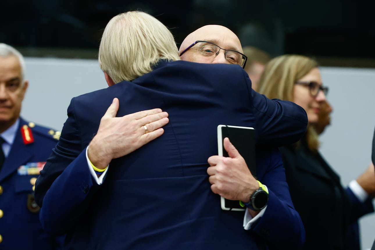 Ukrainan taistellessa Venäjän brutaalin hyökkäyssodan pysäyttämiseksi myös inhimilliset tunteet ovat läsnä. Ruotsin puolustusministeri Peter Hultqvist halaa Ukrainan puolustusministeriä Oleksii Reznikovia Brysselissä kontaktiryhmän kokouksessa.