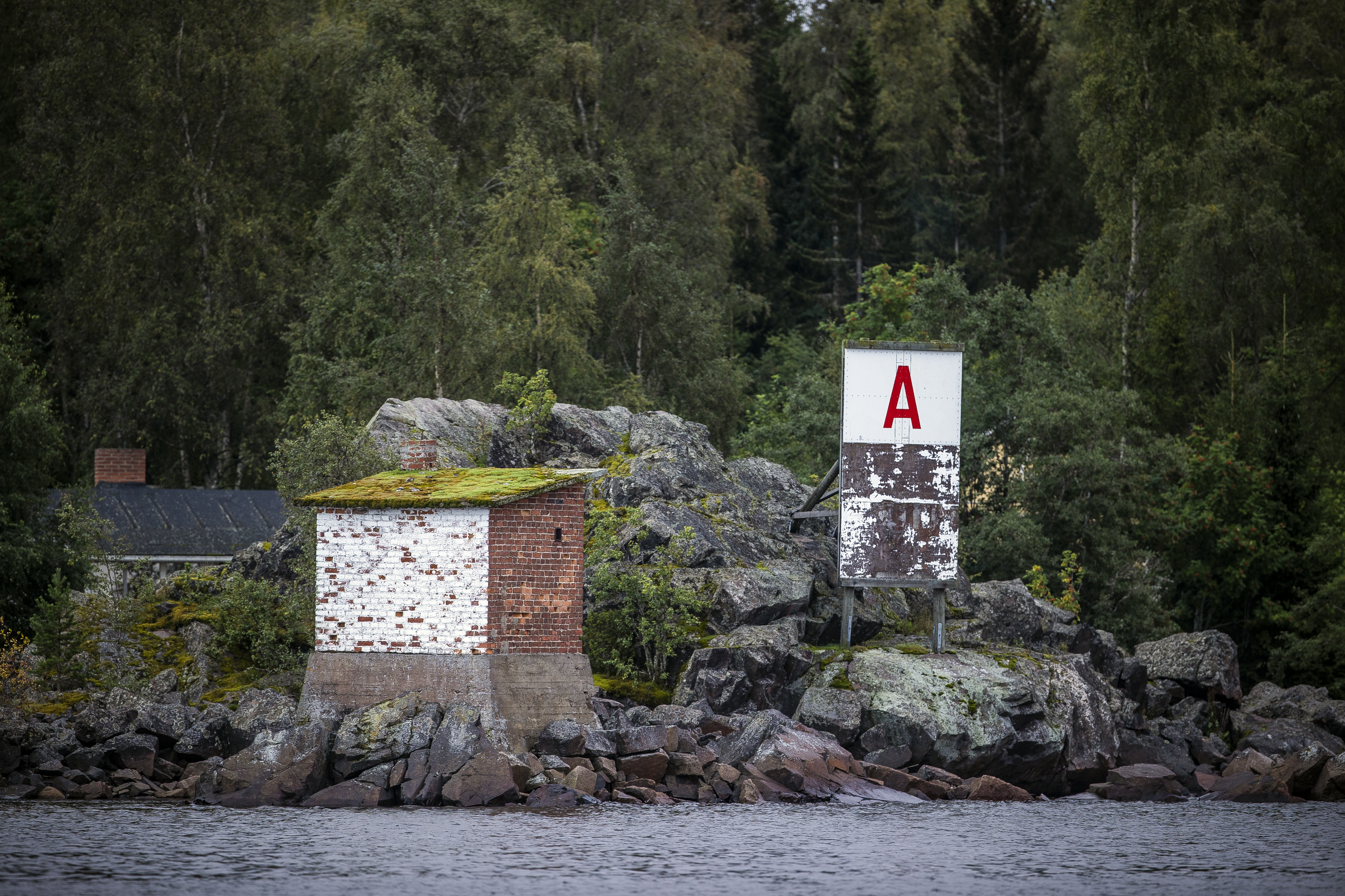 Kaleva kertoi vuonna 2002 kuvassa näkyvän tiilirakennuksen käyttötarkoituksesta seuraavasti: "Ruottalon takarannalla, lähellä Mikonkaria, on pieni luoto, jolla vieläkin seisoo pieni tiilinen rakennus. Valkoiseksi maalattu takaseinä palveli aikanaan väylämerkkinä Ulkoleton suuntaan Mikonkarin nokalla olevan aukon yli. Hornankallion luoto rakennuksineen palveli vuodesta 1922 joulukuun alkuun 1978 mekaanisena mareografina eli veden pinnan mittausasemana."