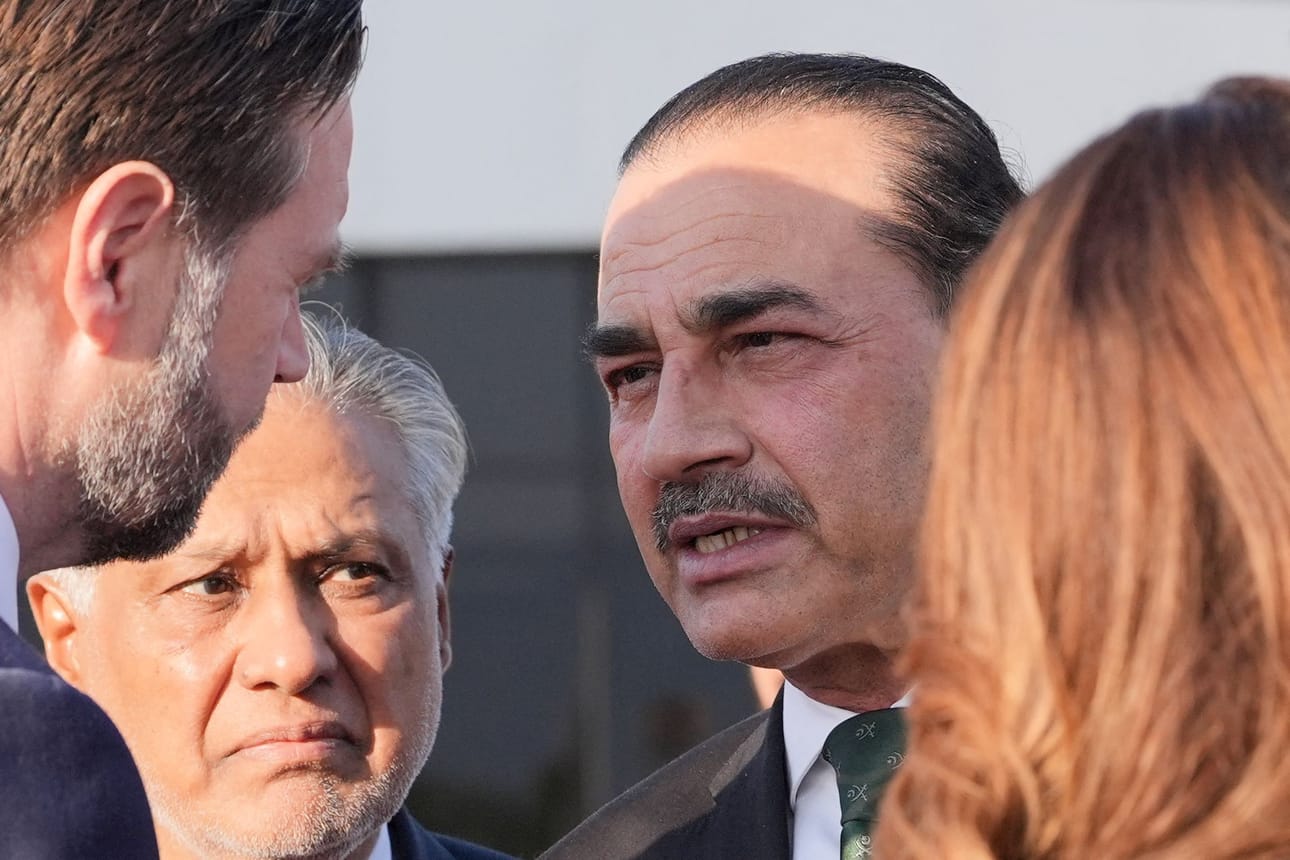 Yhdysvaltain varapresidentti JD Vance (vas.) keskusteli Pakistanin puolustusvoimien komentajan Asim Munirin (oik.), sekä Pakistanin varapääministerin Mohammad Ishaq Darin (kesk.) kanssa ennen Air Force Two ‑koneeseen nousua. Irania ja Yhdysvaltoja koskeneet neuvottelut eivät johtaneet sopuun Lähi-idän sodan lopettamisesta.