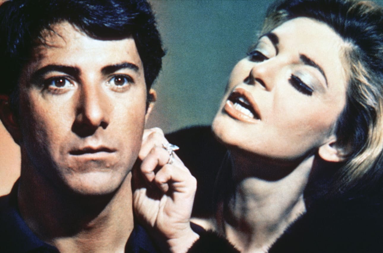 Nuori Benjamin (Dustin Hoffman) päätyy hetkeksi rouva Robinsonin (Anne Bancroft) hyppysiin. Kuva: Venetsia