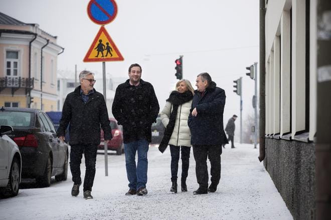 Pohjanmaan liiton kansainvälisten asioiden koordinaattori Jerker Johnson, Tulimaan alueen valtiosihteeri Olaf Jovanovich, Tulimaan yliopiston vararehtori Adriana Urciuolo ja tulkkina toiminut Juan Manuel Esteban tutustuvat tällä viikolla Vaasan yritys- ja koulutuselämään. KUVAT: JARNO PELLINEN