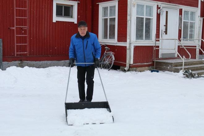 Pentti Hietamäki oli lykkinyt lumet kaksifooninkisen kotitalonsa pihasta. – Eihän tässä ole paljon mitään, hän vähätteli kolaamaansa alaa. KUVA: ANU NAHKALA