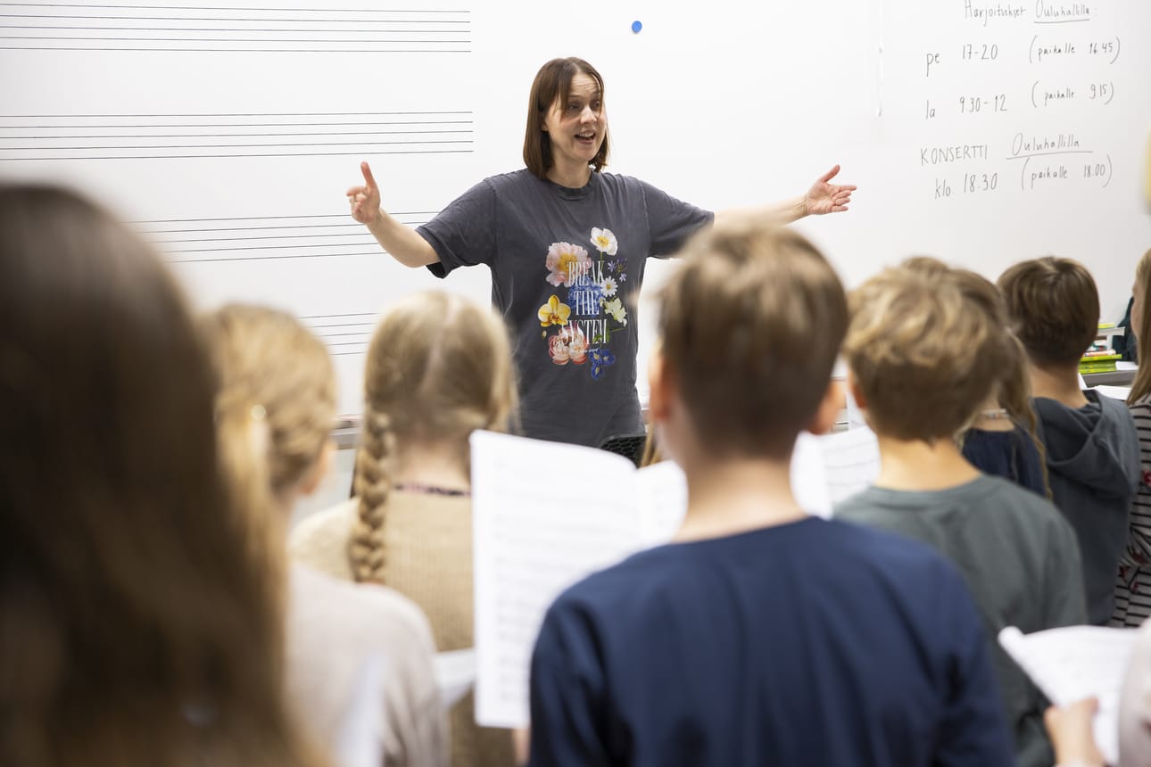 Rajakylän koulun musiikkiluokan opettaja Laura Ronimus johtaa Lasten ja nuorten laulujuhlien harjoituksia koulun musiikkiluokassa.