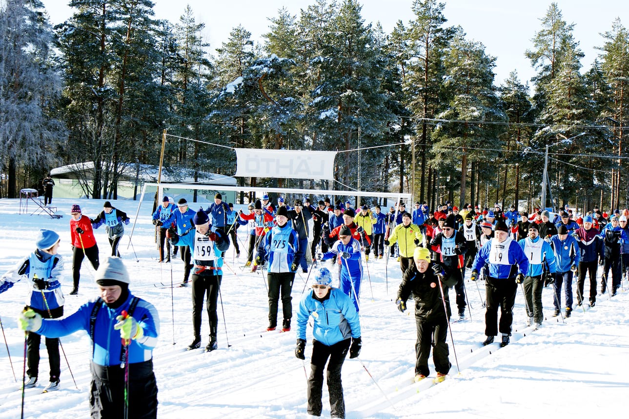 Lauhanhiihto on ollut perinteisesti kaiken ikäisten liikkujien suosittu hiihtotapahtuma. Arkistokuva.