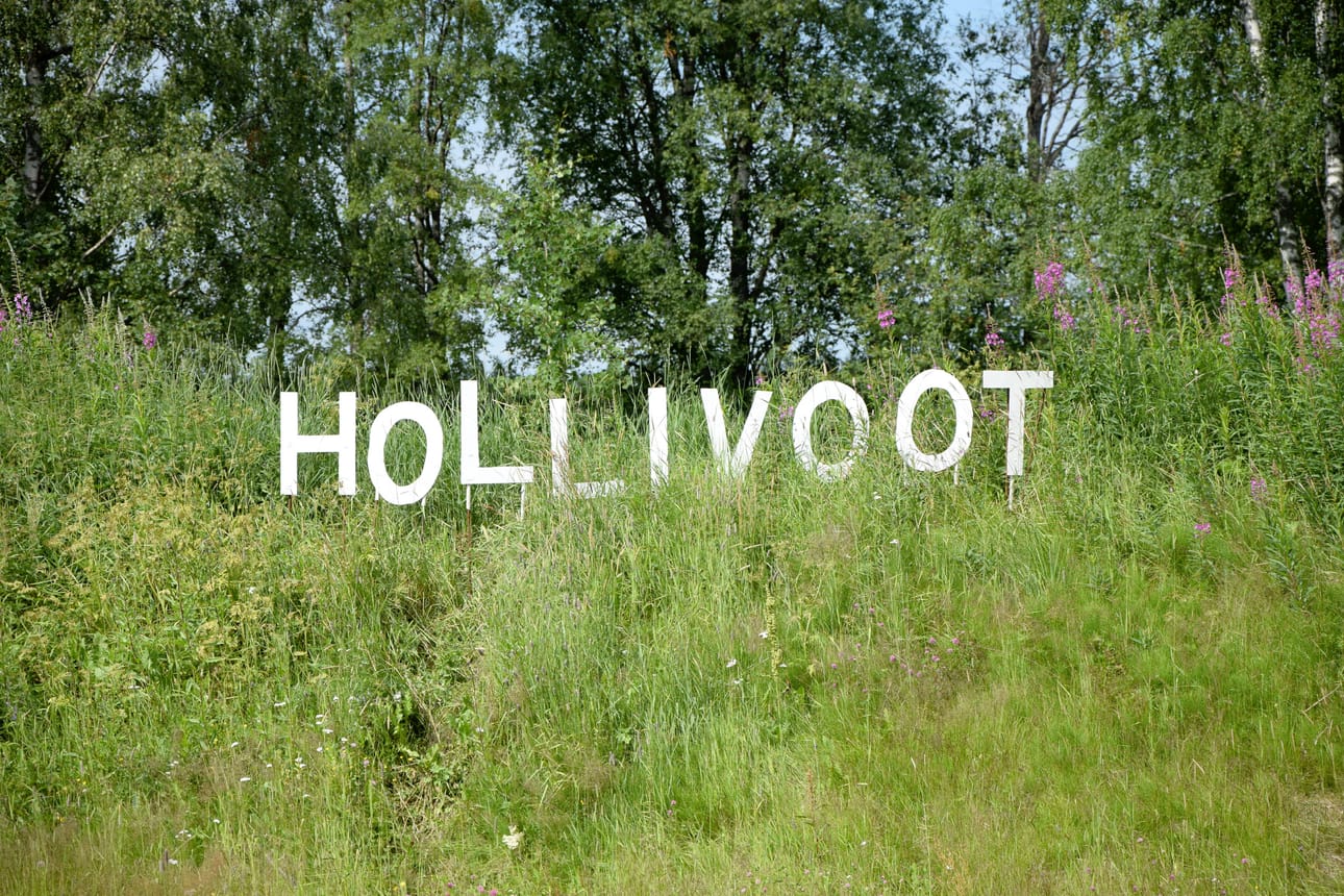 Englanninkieliset nimet on sovitettu suomalaiseen suuhun sopivimmiksi. Rampa-Billy haaveilee näyttelijän urasta Hollivootissa.