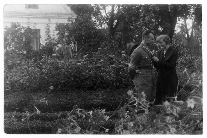 Witold Pilecki vaimonsa Marian kanssa pian pariskunnan häiden jälkeen vuonna 1930. Pilecki käytti Auschwitzin keskitysleirillä salanimeä, jotta hänen vaimonsa ja heidän kaksi lastaan olisivat turvassa. KUVA: Pileckin suku
