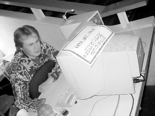 Huolto pelaa. Järjestysmies Antti Mahosenaho info/pitsapisteen päivystysvuorossa.