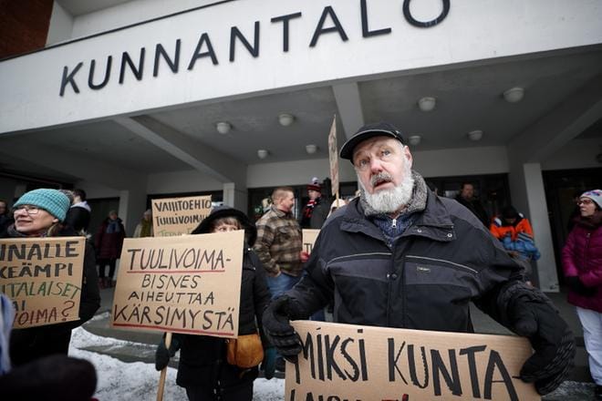 Veli-Jukka Palmun (oik.) mukaan 20 prosenttia Ilmajoen asukkaista vastustaa tuulivoimaa. Hän organisoi mielenilmauksen, ja haluaa, että infraäänien vaikutuksia tutkitaan lisää. KUVAT: TOMI KOSONEN