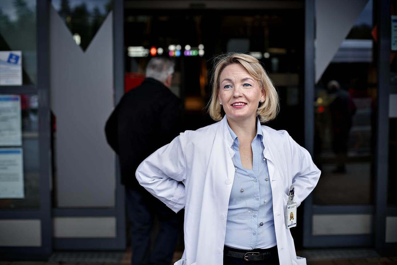 Etelä-Pohjanmaan sairaanhoitopiirin johtajaylilääkäri Kirsi Juvila on irtisanoutunut virastaan ja jättää Seinäjoen keskussairaalan elokuussa. Arkistokuva.