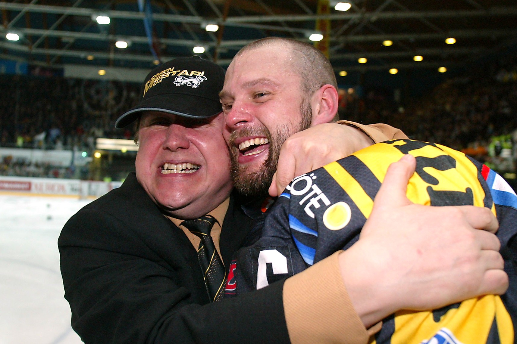 Ikionnelliset. Juha Junnon ja Sakari Palsolan pitkä yhteinen taival huipentui kevään 2004 Suomen mestaruuteen.
