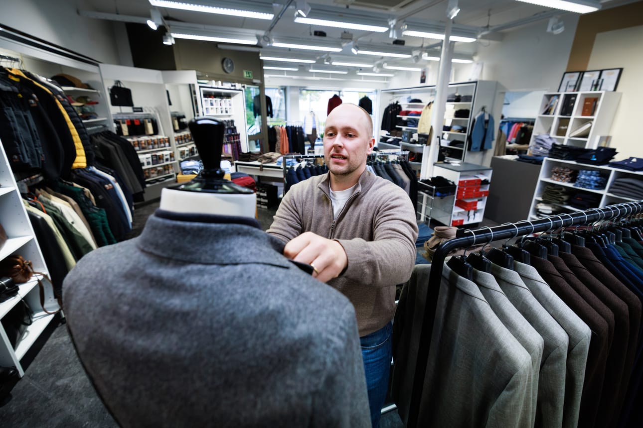 Juho Pollari kertoo, että Paita-Baarilla on pitkiä asiakassuhteita ja vakioasiakkaita ympäri Suomen. Ne kannattelivat kauppaa korona-ajan läpi.