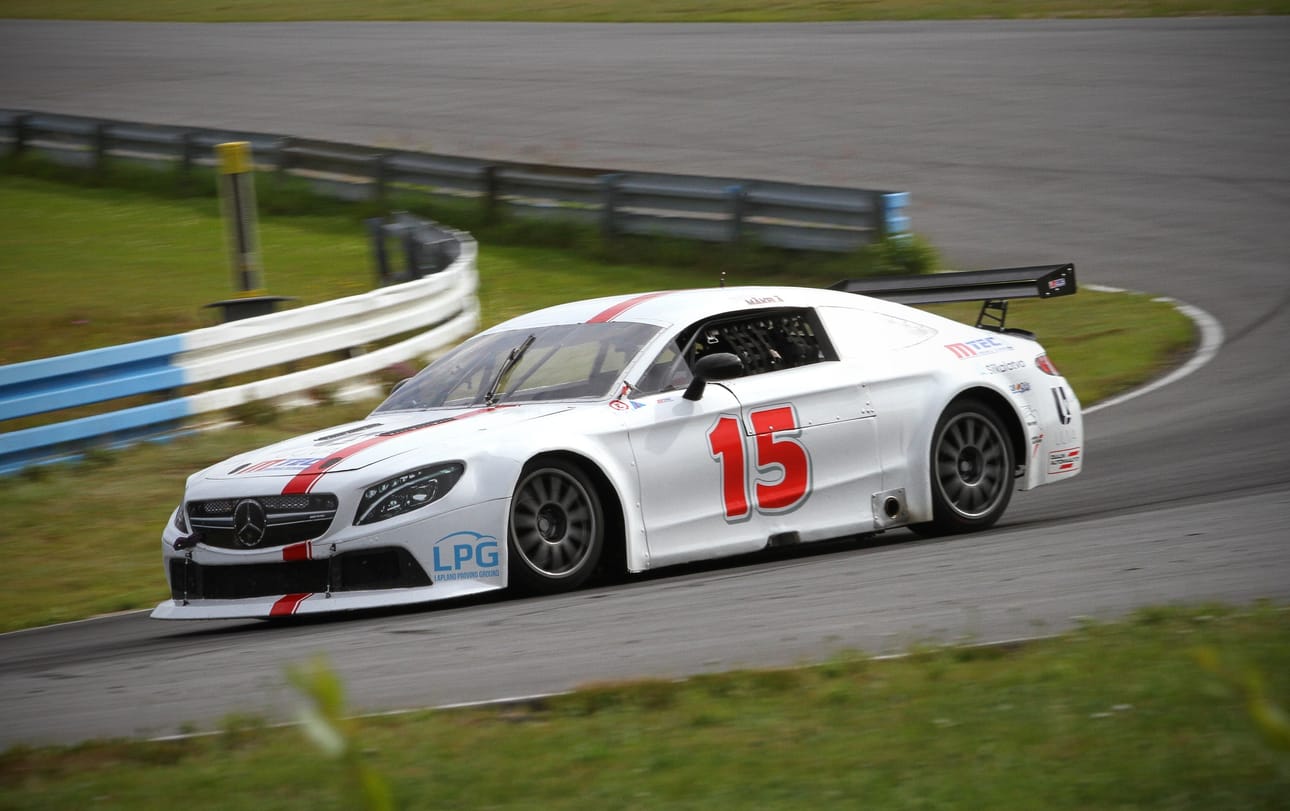Mäkelä Racing Teamin Milla Mäkelä ajaa tänä vuonna V8 Thunder-sarjaa ainakin SM-tasolla. Syksymmällä tiimi linjaa, tavoitteleeko Milla myös NEZ-mestaruutta. Viikonloppuna tuli testikisoissa kaksi voittoa.