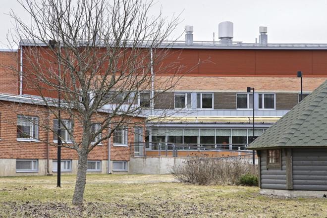Yhdelle Forssan Heikanrinteen palvelukeskuksen ovista ilmestyi perjantaiyönä 10-vuotias poika alushoususillaan. KUVA: Seppo Pessinen/Forssan Lehti