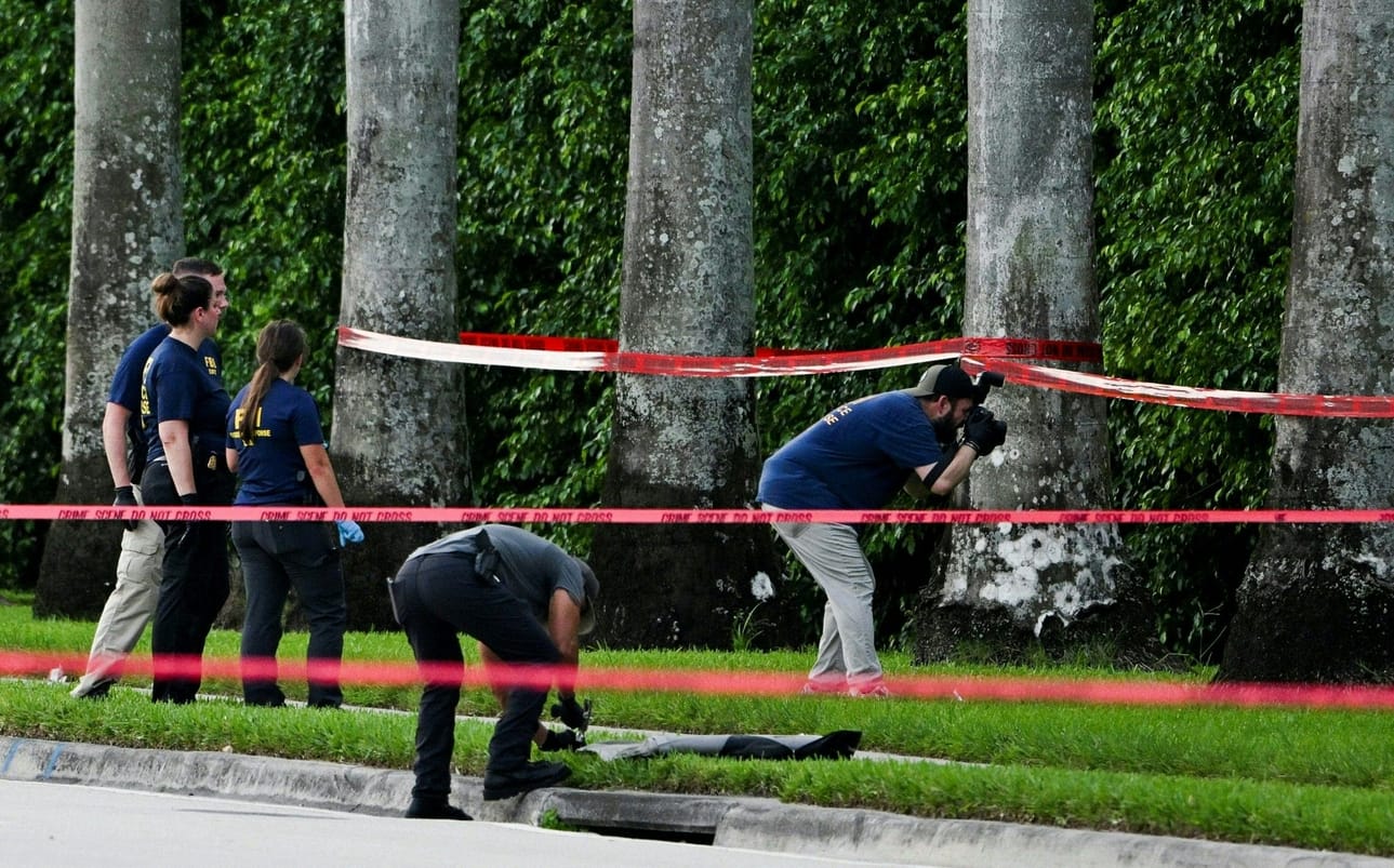 FBI:n tutkijoita Trumpin omistaman golfkentän ulkopuolella maanantaina. LEHTIKUVA/AFP