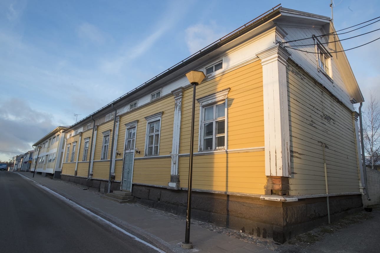 Brahenkatu 8:ssa sijaitseva entinen posti on nykyisin yksityisasunto. 8. päivän ikkunan koristelevat arkkitehti Mattiveikko Salo ja arkkitehtuurin opiskelija Niilo Merikalla.