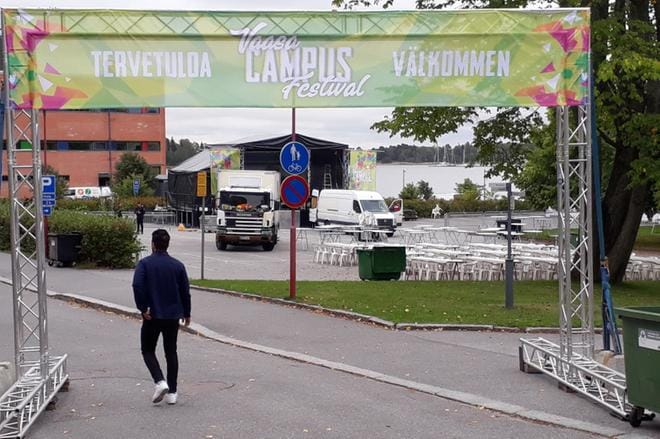 Campus Festival soi keskiviikkoiltana Vaasan yliopiston kampusalueella merellisissä maisemissa. Kuvat: Anne Laurila