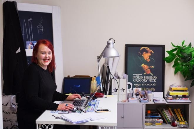 Mustasaaren Yrittäjiä neljättä vuotta vetävällä Maria Norrlin-Asplundilla on yhden naisen graafisen alan yritys vaasalaisen vaatetusliikkeen takahuoneessa. KUVA: MINNA ANTILA