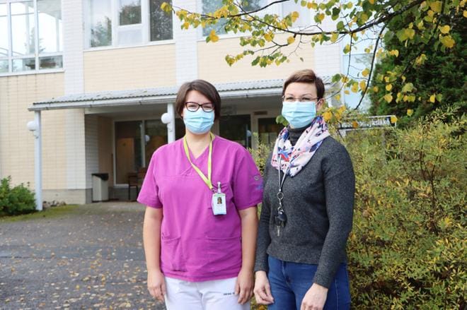 Sairaanhoitaja Suvi Mäki-Äijälä ja osastonhoitaja Marianne Koskiniemi kertovat, että Jurvasta löytyy suhteellisen hyvät terveyspalvelut. KUVA: HENNA NEVALA