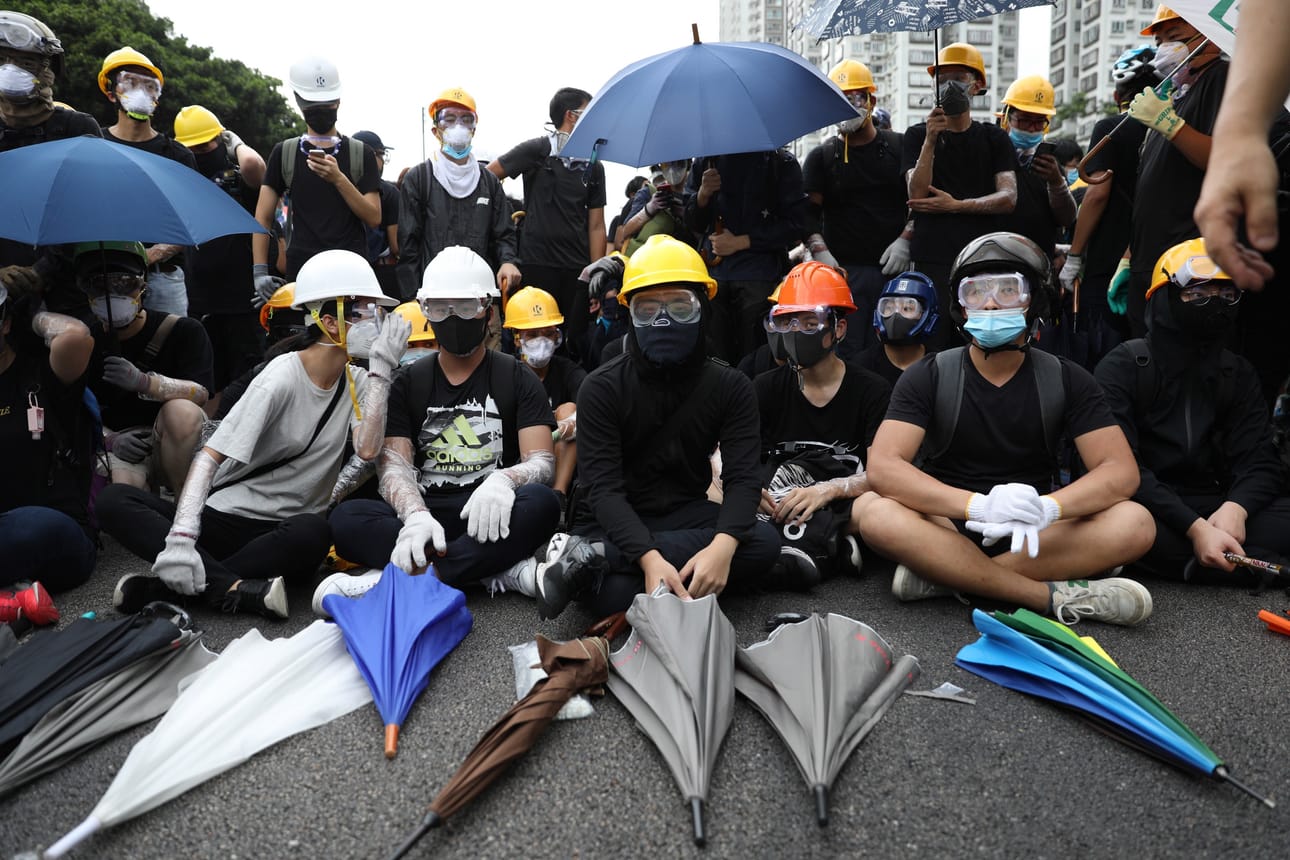 Viisi vuotta sitten hongkongilaiset aloittivat protestin, joka nimettiin sateenvarjoliikkeeksi. Varjojen avulla mielenosoittajat suojautuivat poliisin voimakeinoilta. Tänä kesänä sateenvarjot näkyvät jälleen saarivaltion katukuvassa.