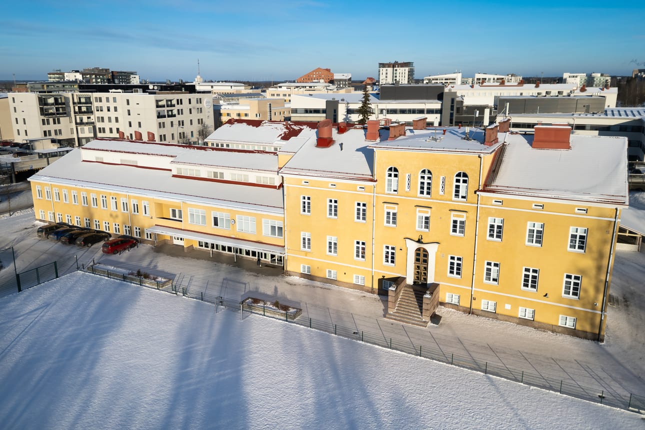 Marttilan koulu on melkein 400 oppilaan alakoulu. Vuonna 1930 valmistunut ja vuosina 1996–1998 saneerattu koulurakennus on suurikokoinen ja monitahoinen. Koulun pihasta on vuoden 2019 uudistuksen myötä tullut monipuolinen lähiliikuntapaikka.