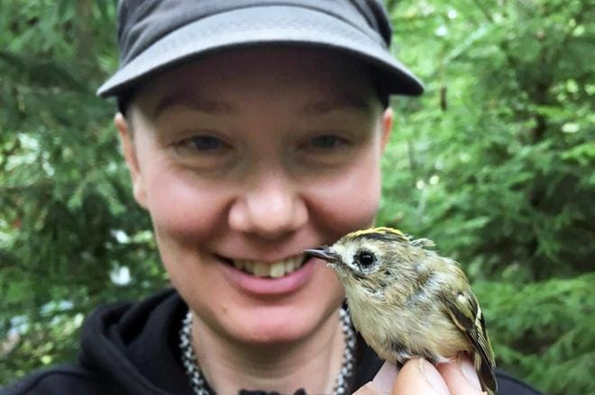 Lintuekologi Tuuli-Susanna Salmi on erityisen kiinnostunut lintujen käyttäytymisestä. Tässä kuvassa hän on kuvattuna hippiäisen kanssa. KUVA: ÄHTÄRI ZOO