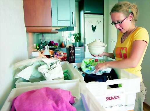 <b>Omaan keittiöön.</b> Toppilansaaren ensimmäisiin<br>asukkeihin kuuluva nuoripari valitsi kaapit ja kaakelit itse.<br>Henna Suopanki saa keittiötavarat heti hyllyyn.