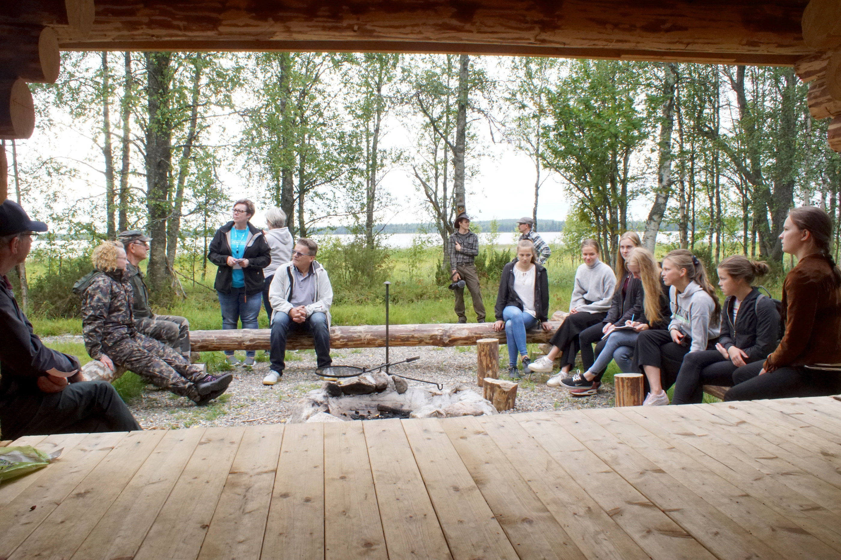 Ensimmäisen vattumarkkinapäivän ohjelmaan kuului myös tutustuminen Juutislammen luontopolkuun. Sen laavulla Eero Hanhisuanto (vasemmalla) kertoi polun rakentamisesta. 