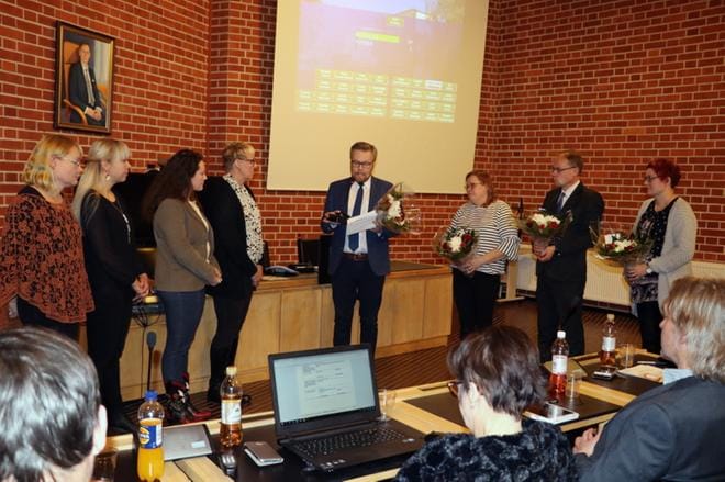 Sanna Matintupa (oik.), Vesa Koivunen, Sari Palmu ja Antti Joensuu luovuttivat kukat Luoma-ahon kyläyhdistyksen edustajille.