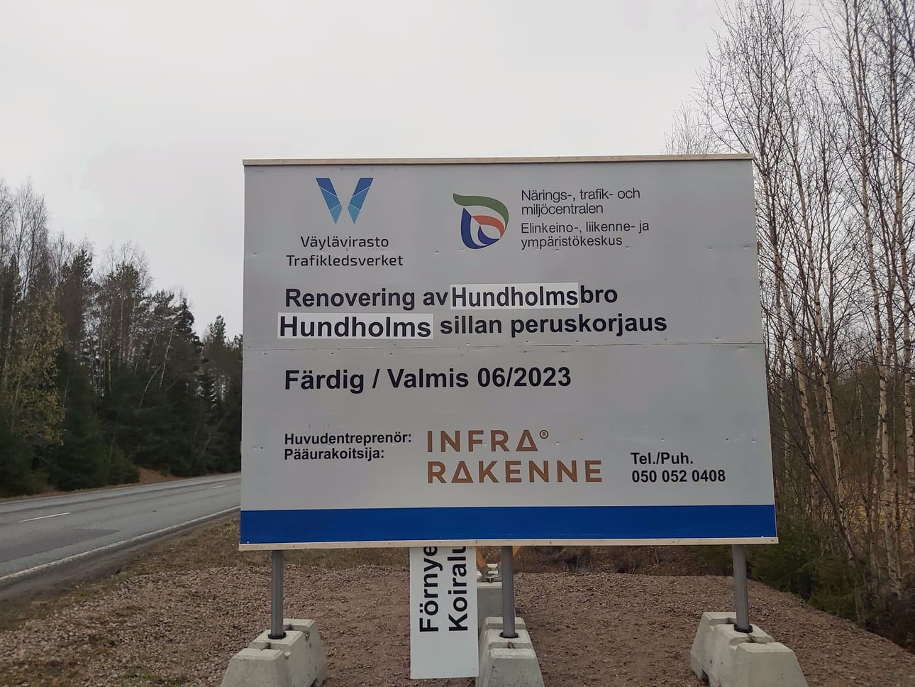 Vielä torstaina Närpiön siltatyömaan kyltissä oli ilmeisesti jonkun paikallisen henkilön teippaamana nimi Hundholms, mutta oikea muoto suomeksi on Hundholmeninsilta tai Hundholminsilta.