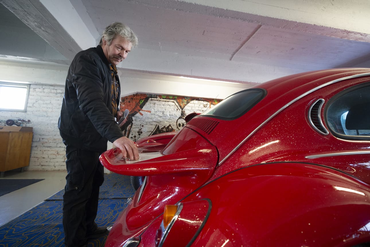 Vaasan veteraaniautoseuran nykyinen puheenjohtaja Matti Maartonen esittelee kunnostettua kuplavolkkaria, joka oli esillä Vaasan auto- ja moottorimuseossa. Arkistokuva.