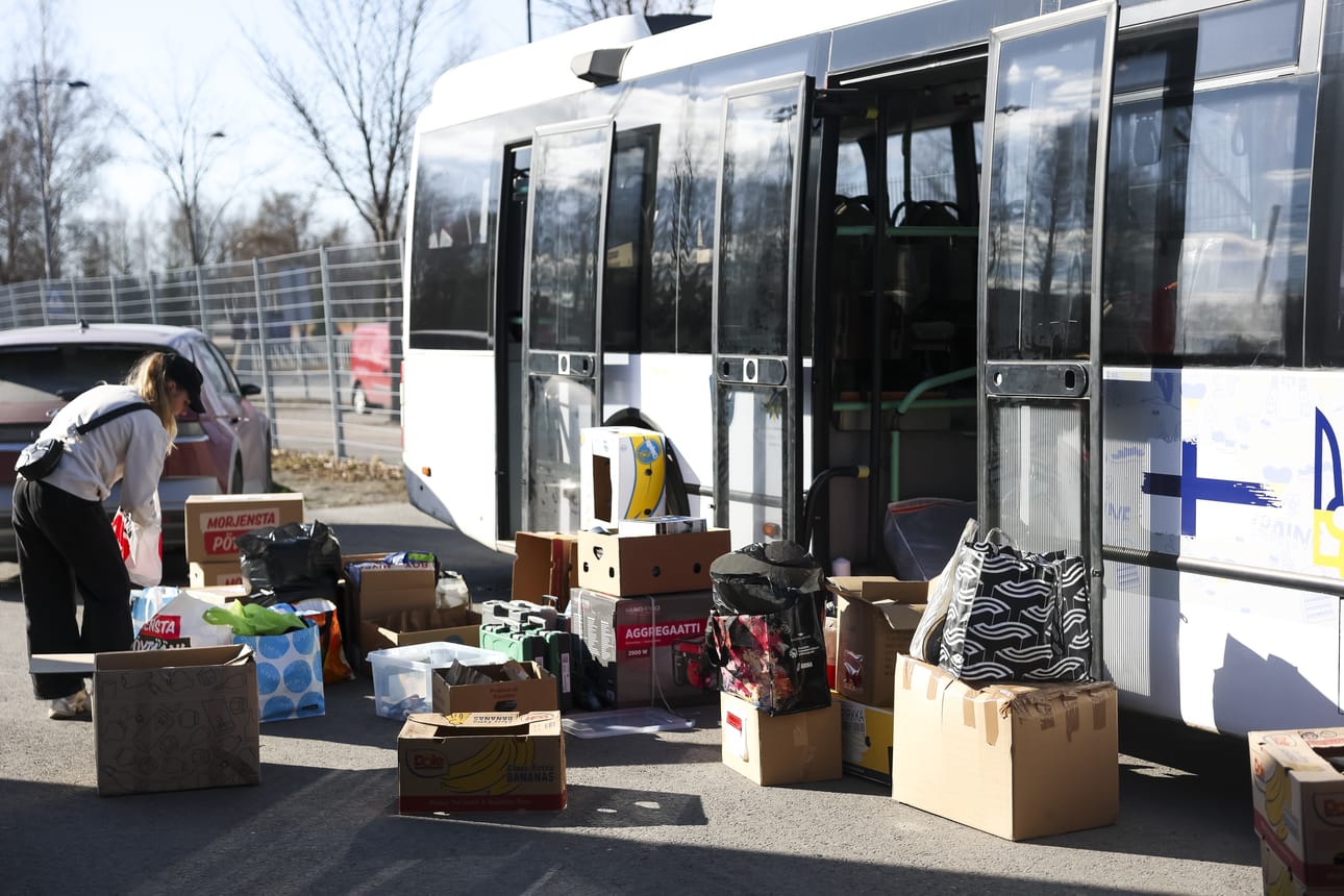 Ihmiset toivat Raatin stadionille lauantaina runsaat määrät Ukrainaan vietävää apua.