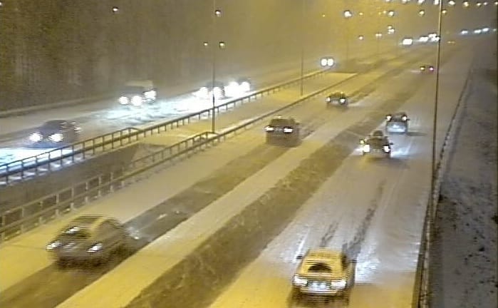 Liikenneviraston kuvaa nelostieltä Oulusta perjantaina alkuillasta.