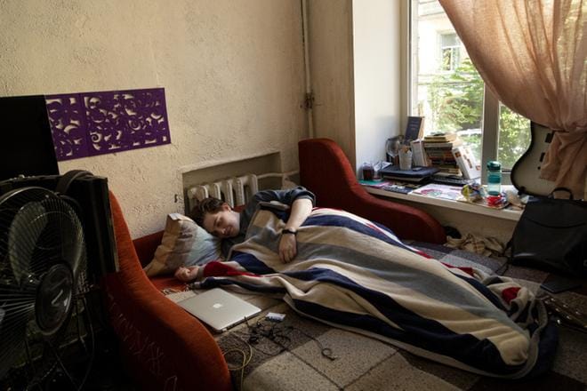 Huoneen asukkaat Nikolai ja Ksenja nukkuvat vuodesohvalla, mutta siellä silloin tällöin pitkiäkin aikoja majoittuvat asunnottomat kaverit saavat nukkua lattialla. KUVA: Juha Metso