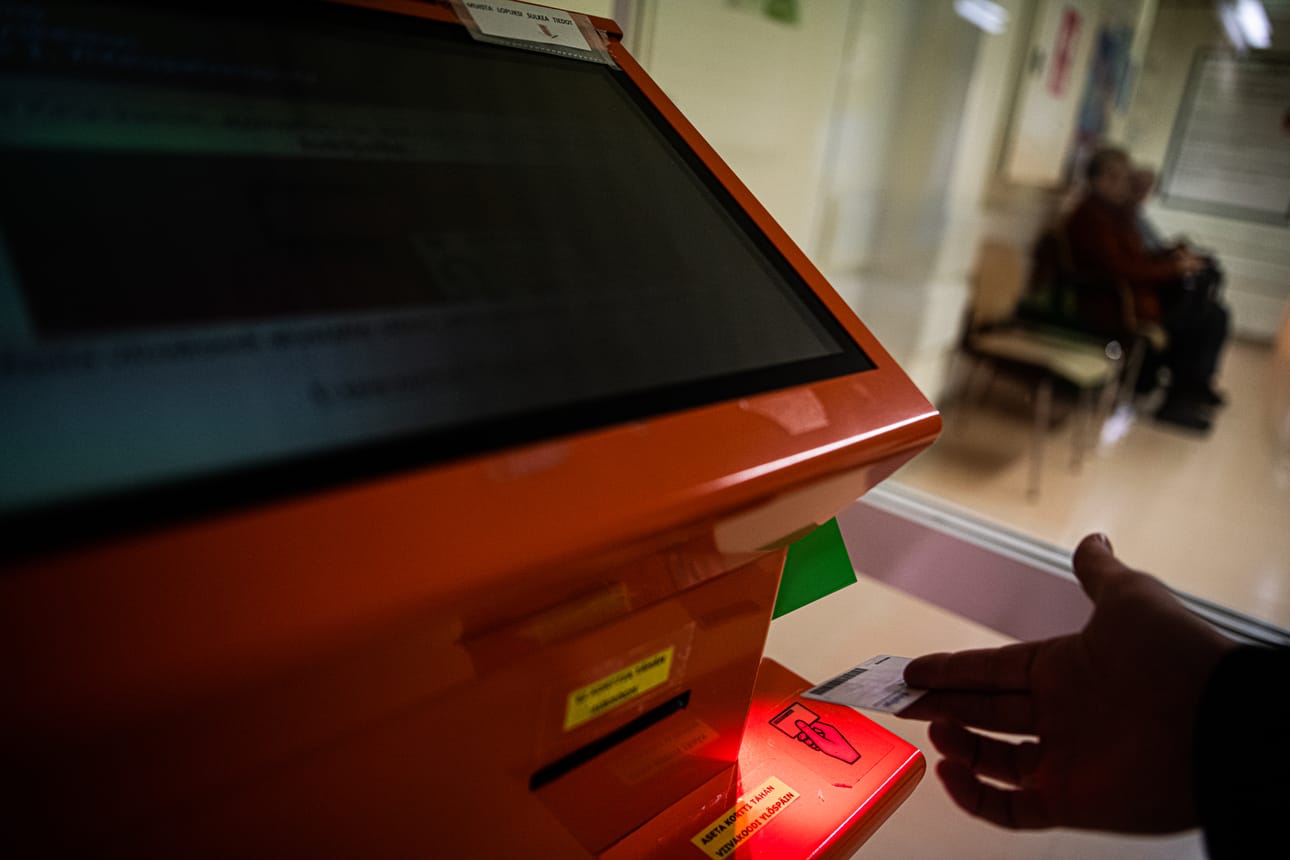Perusturvapalveluihin tarvitaan suurin osuus Koillismaan kuntien menoista. Kuva on Kuusamon terveyskeskuksesta 2.11.2021.