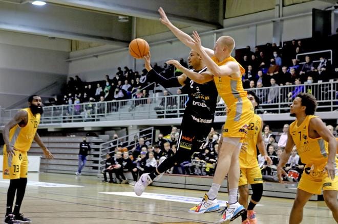 BC Nokian Max Besselink esti Kobrien Chrysostom Chukwuman korille ajon. Kuva: Heikki Hakanen